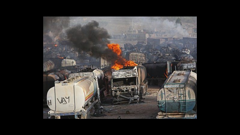 Afghanistan, 400 autocisterne incendiate a Kabul, talebani rivendicano