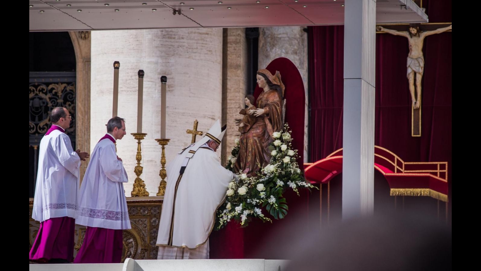 Papa, celebra messa di Pentecoste a San Pietro con movimenti