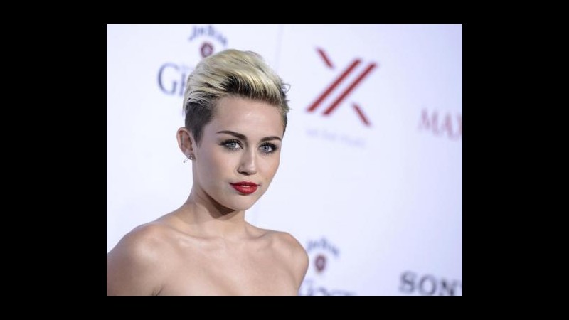 Miley Cyrus vittima di uno scherzo telefonico: arriva la polizia