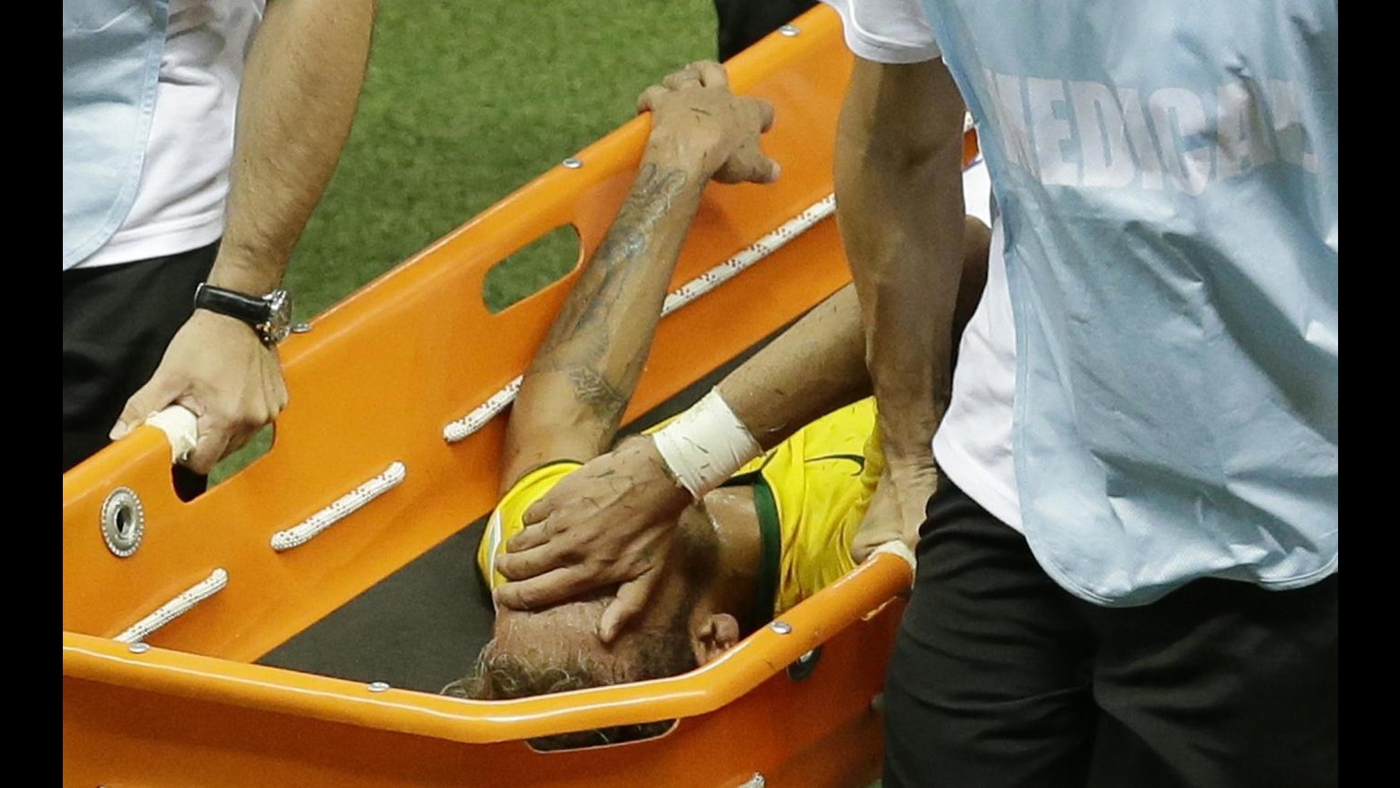 Mondiali 2014, dramma Neymar: vertebra rotta, torneo finito