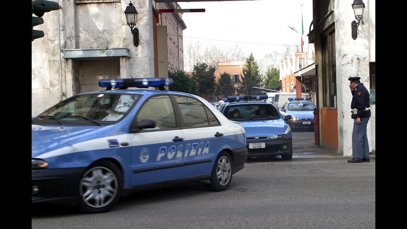 Varese, figli giù da balcone: fermata madre, ‘l’ho fatto anche per loro bene’