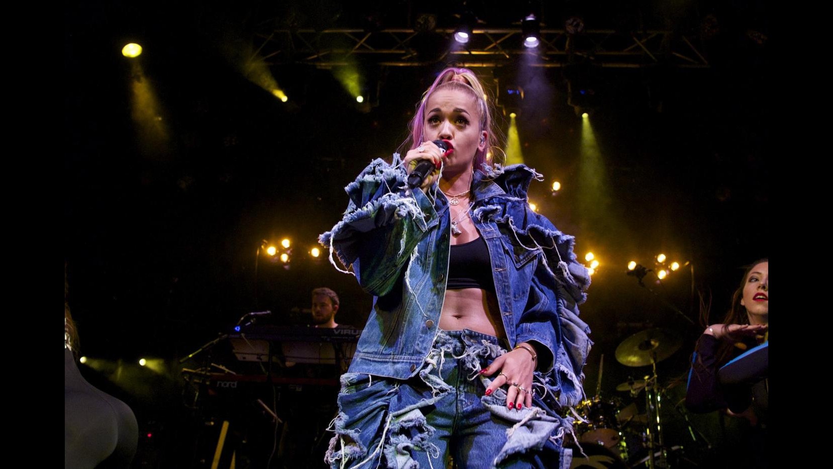 Rita Ora porta colore ed energia in concerto a Madrid