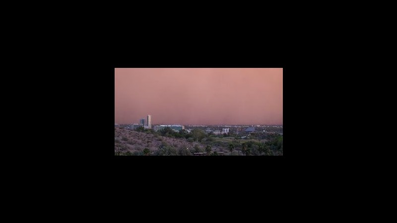 Tempesta di sabbia a Phoenix: bloccati aeroporto e strade
