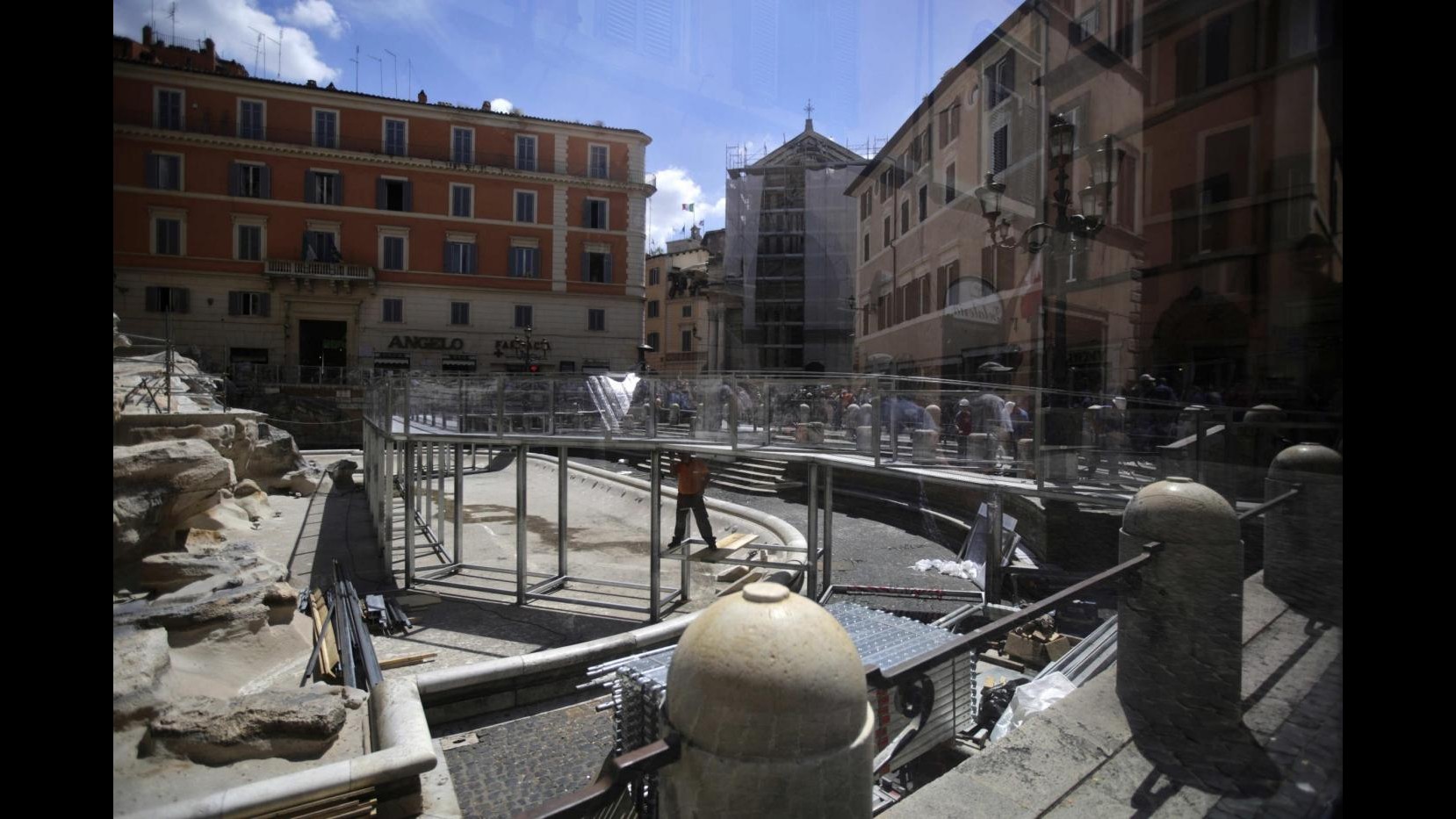 Roma,aperta passerella Fontana di Trevi per seguire restauro da vicino