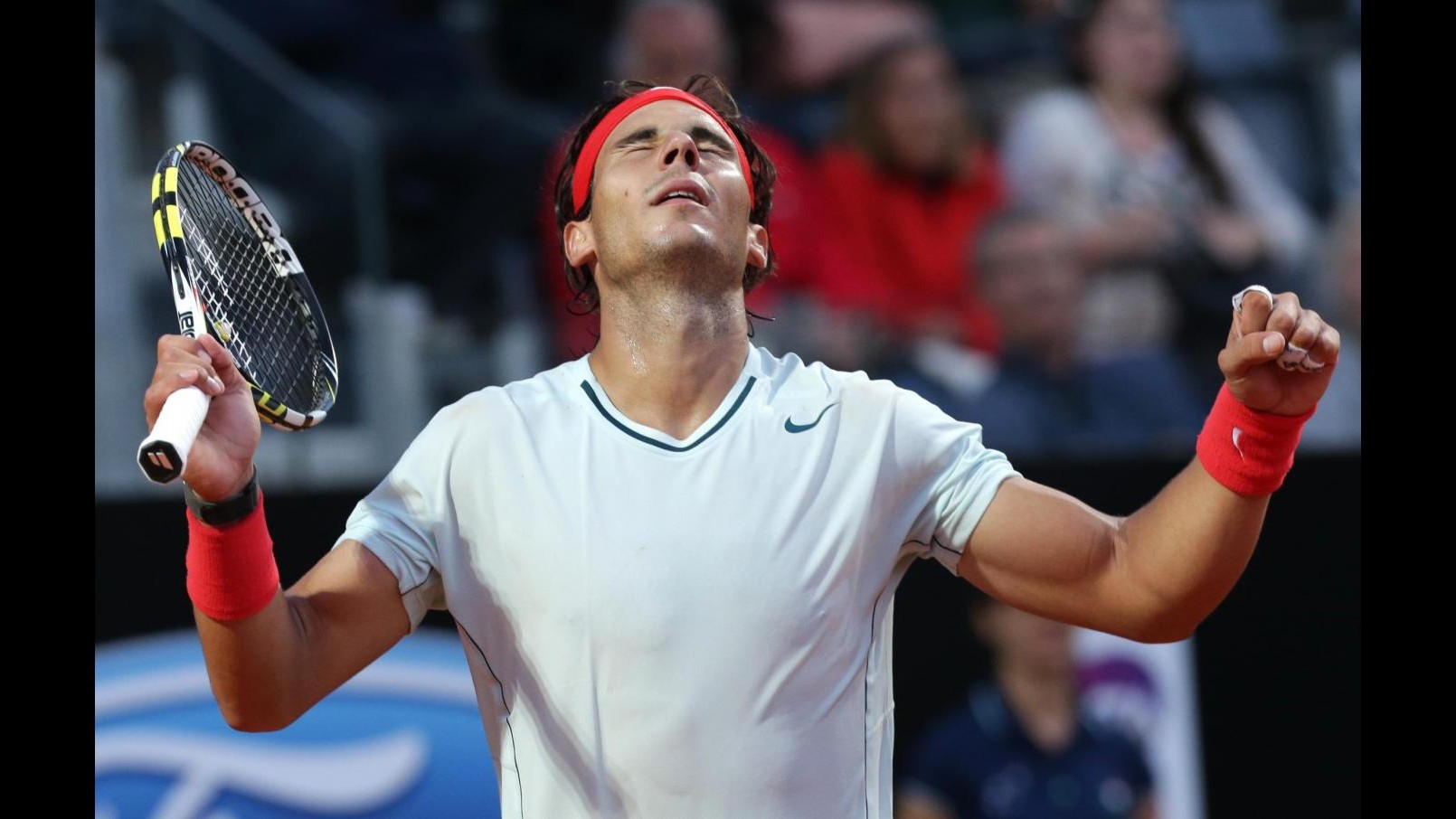 Sharapova e Djokovic salutano Roma, ok Nadal e Federer