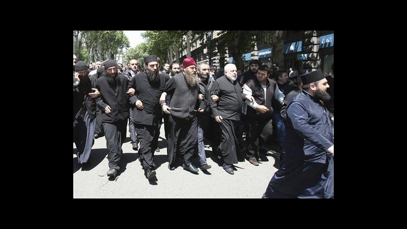 Georgia, gruppi anti-gay bloccano manifestazione a Tbilisi: 16 feriti