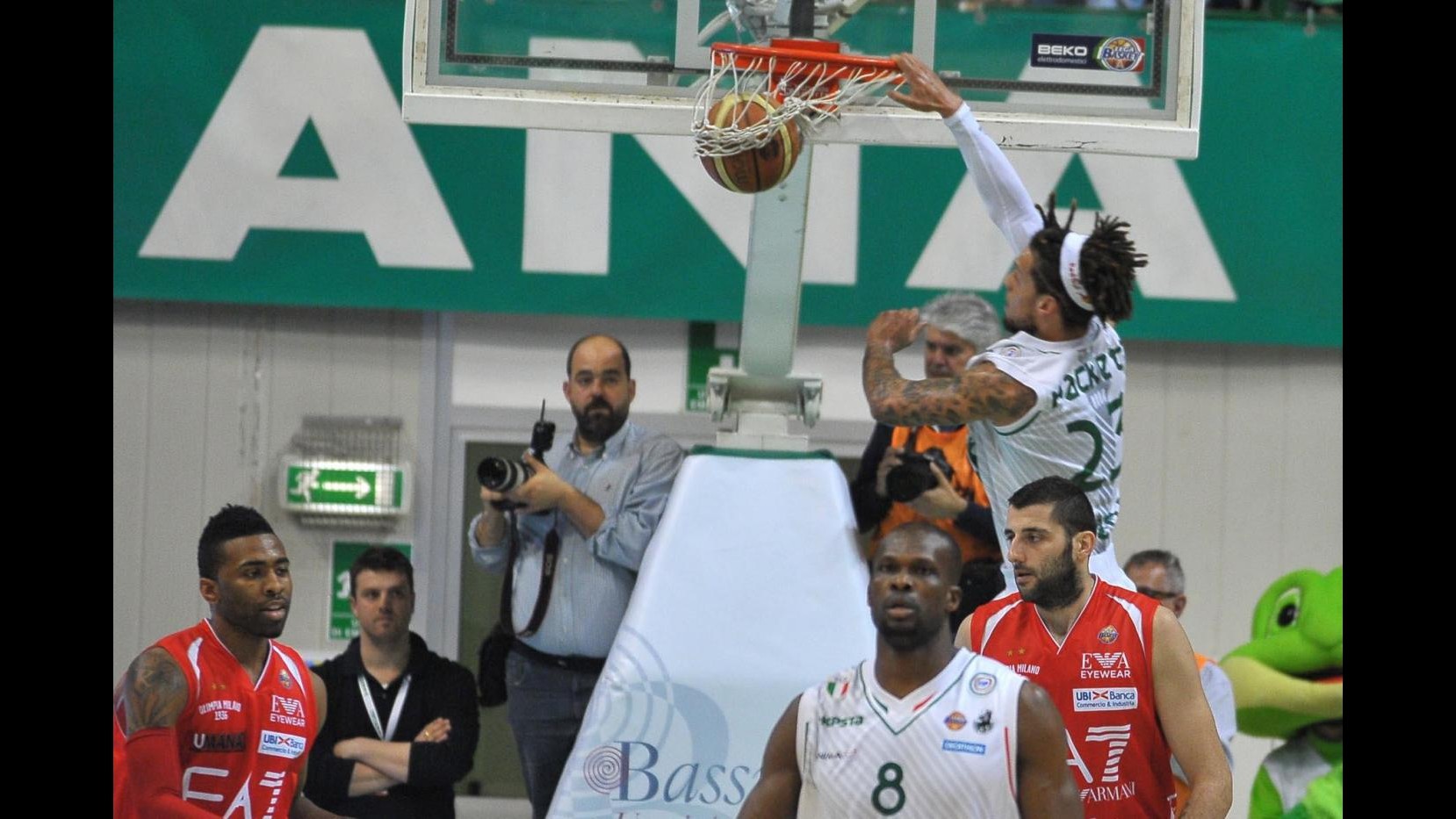 Basket, playoff: Siena batte Milano,serie sul 2-2. Varese ko a Venezia