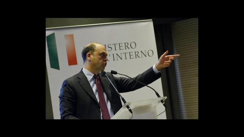 Calcio, il pugno di ferro di Alfano‘Estrema durezza contro i violenti’