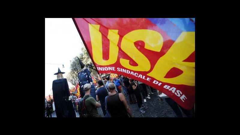 Milano, tensioni al Pirellone tra manifestanti e polizia: 4 feriti