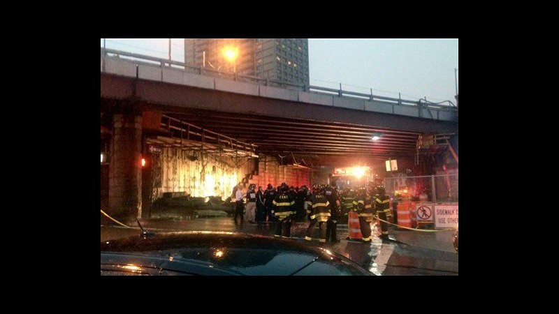 New York, crolla la facciata del ponte di BrooklynCinque persone restano ferite