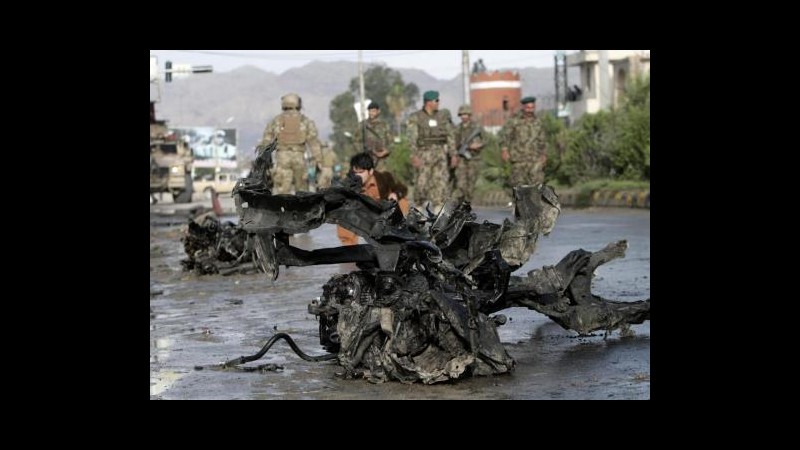 Afghanistan, autobomba contro mezzi Nato a Kabul: 6 civili uccisi