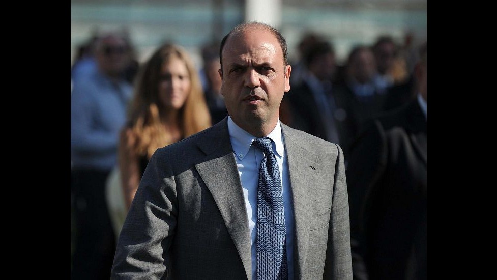 Gay, Alfano: Sì alle unioni civili ma più aiuti alle famiglie