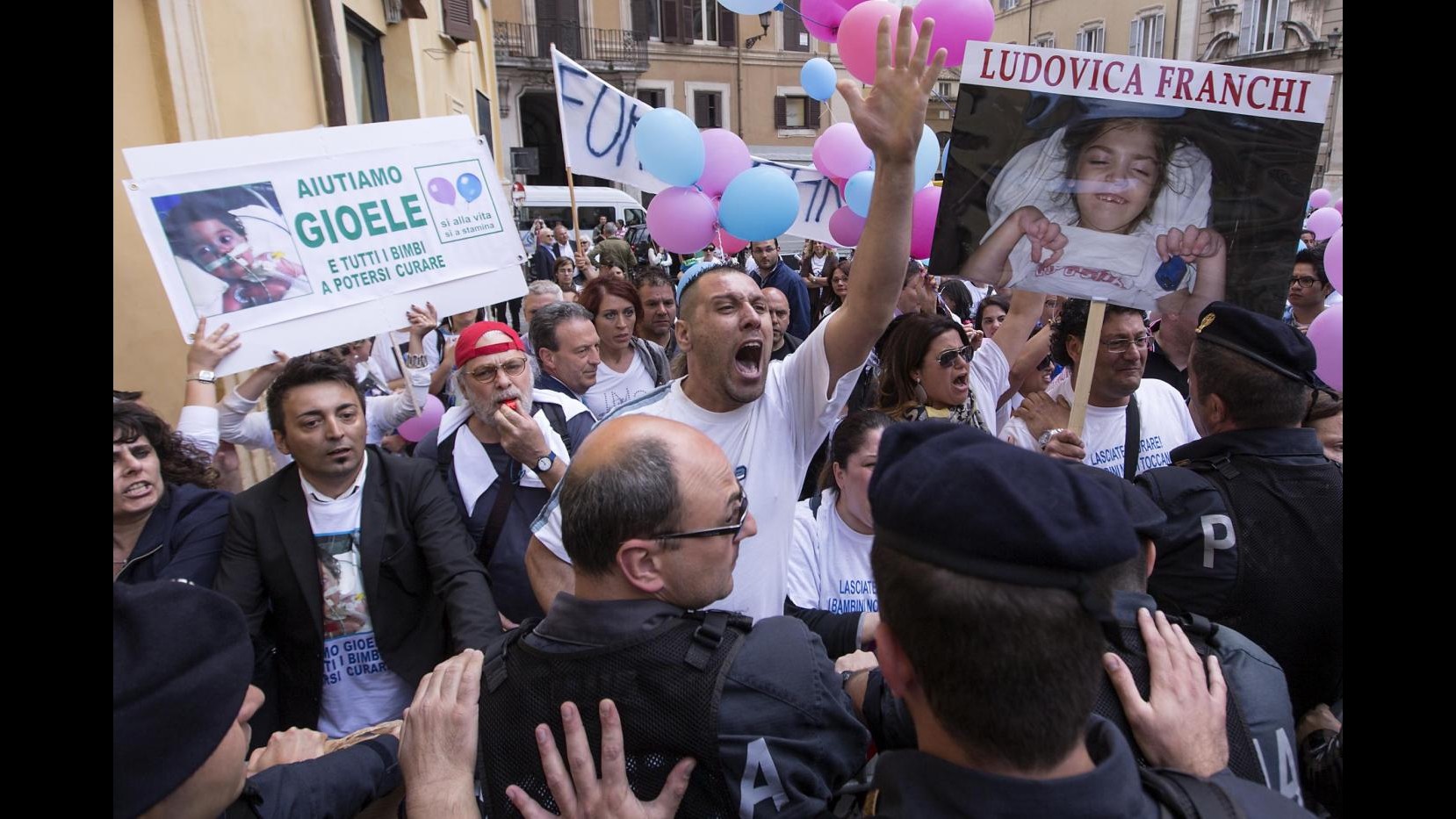 Staminali, famiglie davanti Montecitorio: tensioni con polizia