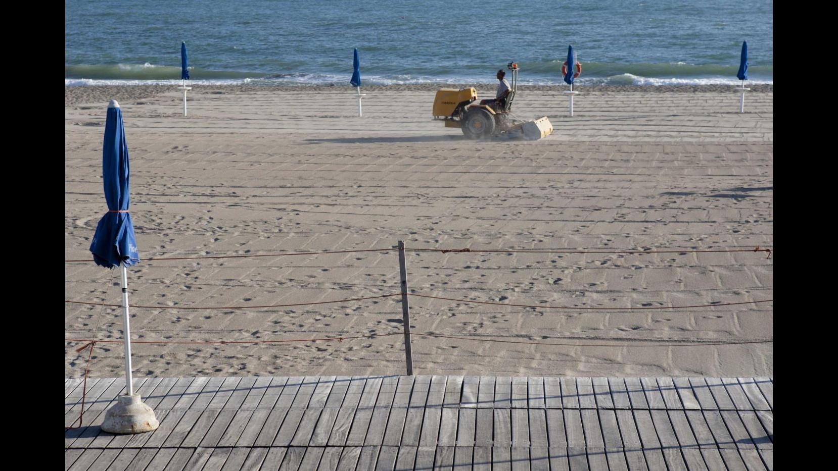 Roma, pugni e vandalismo di notte in spiaggia: tre arresti ad Anzio