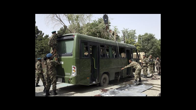 Afghanistan, attentato suicida su un bus militare: 8 morti e 16 feriti