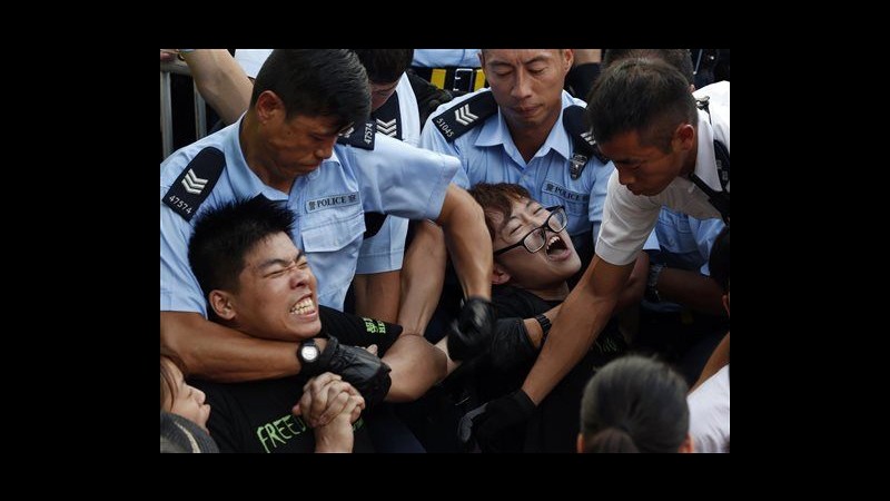 Hong Kong, chiedono più autonomia da Pechino: 511 manifestanti arrestati