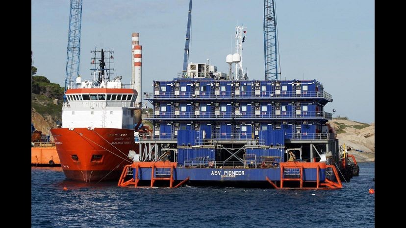 Costa Concordia, convoglio da dieci navi per trasporto a Genova
