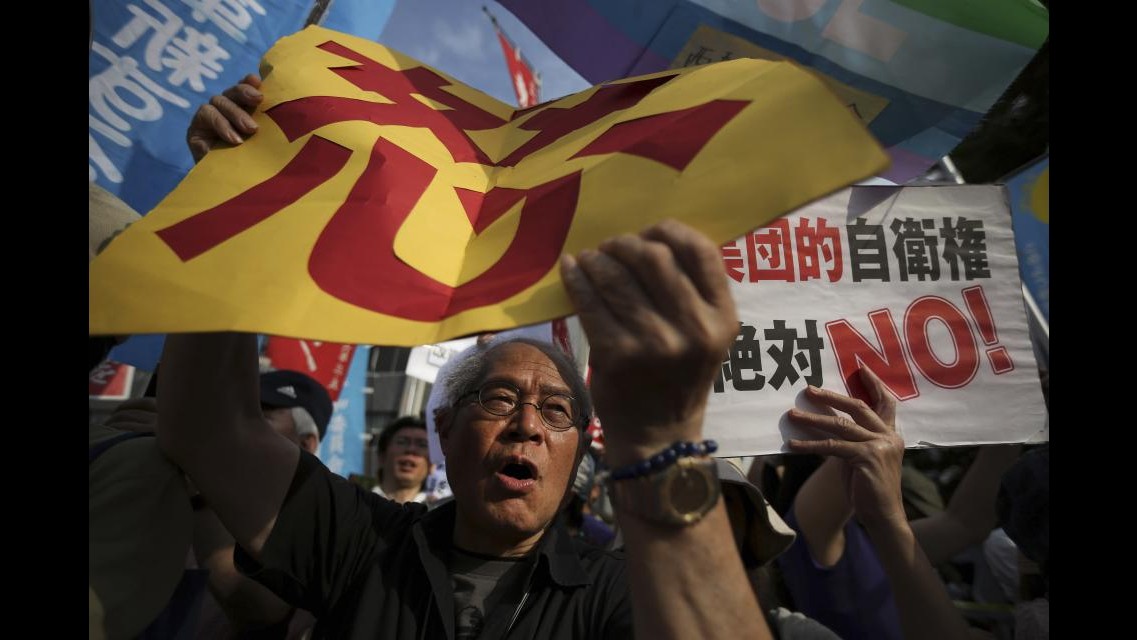 Folla oceanica a Tokyo contro la svolta militarista del Governo