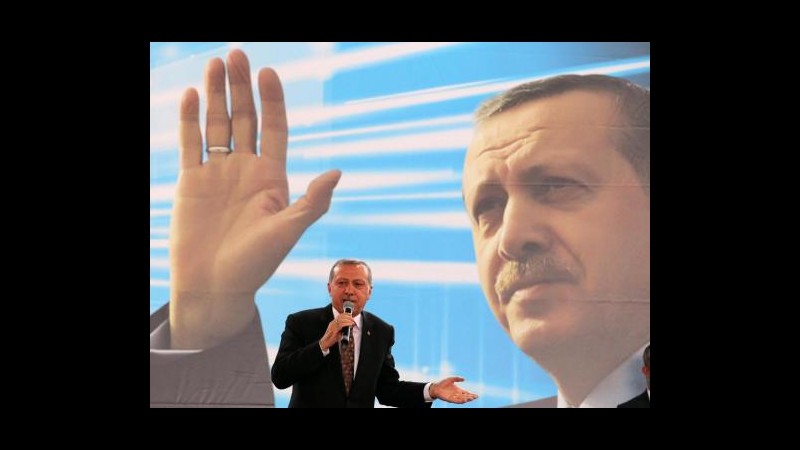 Turchia, Erdogan: Mi candido presidente. L’opposizione: Si dimetta prima del voto