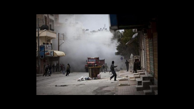 Siria, video mostra ribelle mangiare cuore di soldato: Hrw condanna