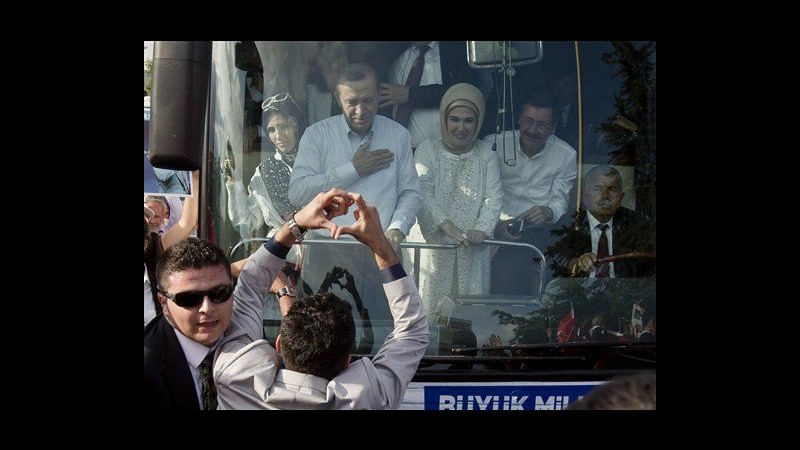 Turchia, migliaia ancora in piazza. Erdogan: Pazienza ha un limite