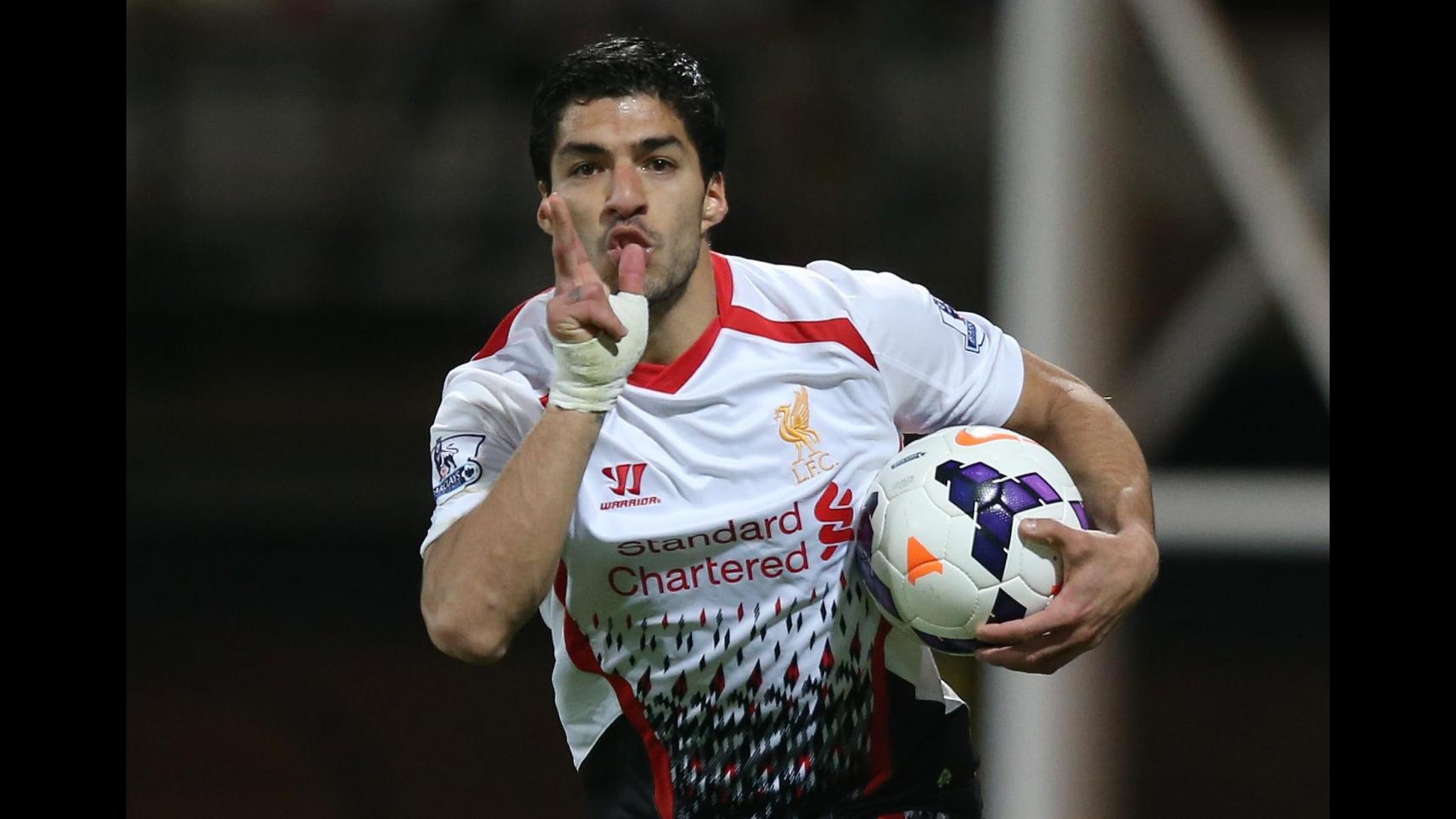 Stampa inglese: Suarez al Barcellona, possibile clausola anti-morso