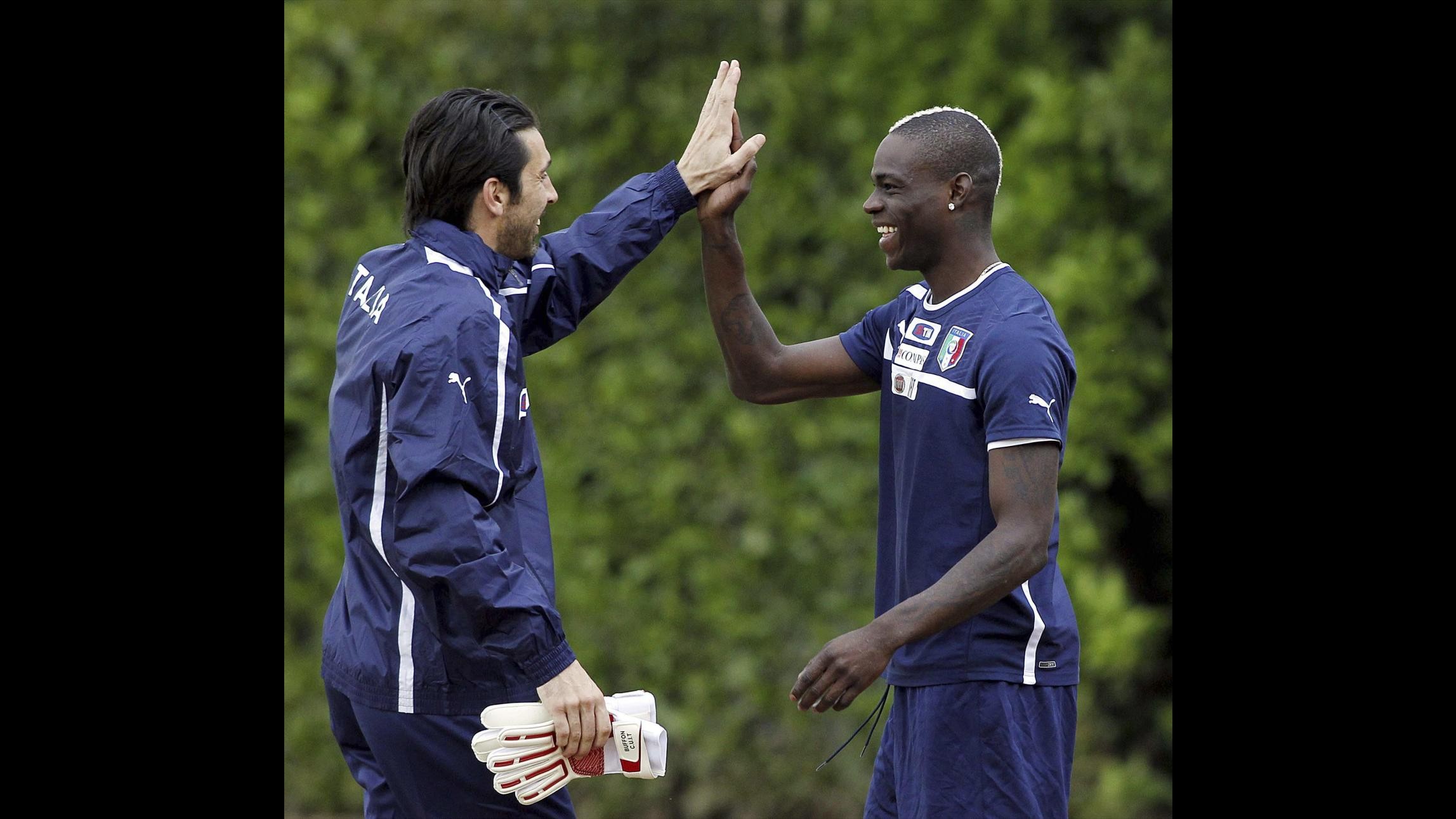 Azzurri in volo per il Brasile, Buffon: Basta crocifiggere Balotelli