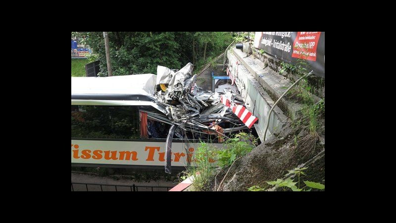Germania, bus studenti danesi si schianta contro ponte: 40 feriti