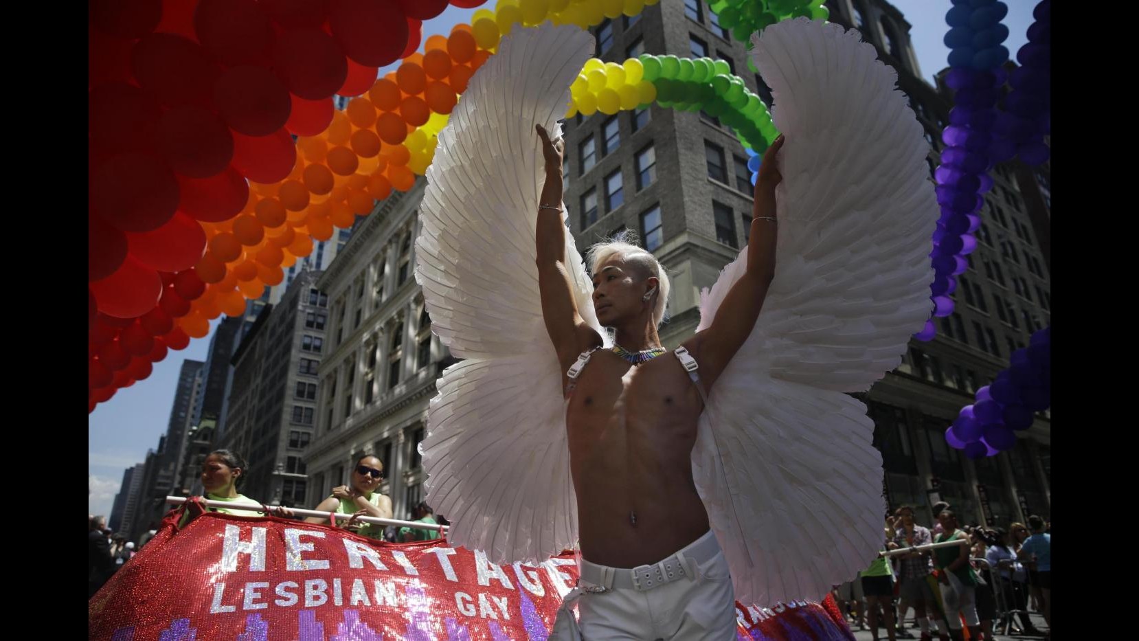 Usa, Gay Pride a New York: la sfilata arcobaleno invade Fifth Avenue