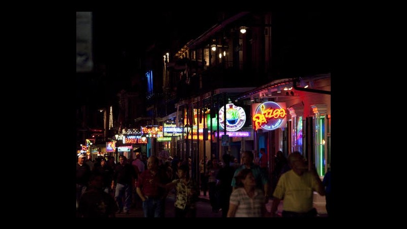 Usa, sparatoria in Bourbon Street a New Orleans: 9 feriti, uno è grave