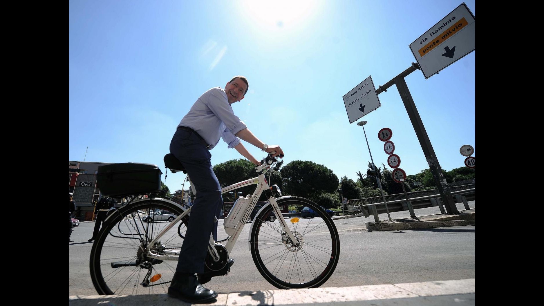 Roma, Marino arriva in bici alla riapertura della tangenziale