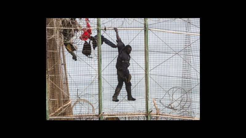 Spagna, 500 migranti tentano ingresso a Melilla da Marocco: respinti