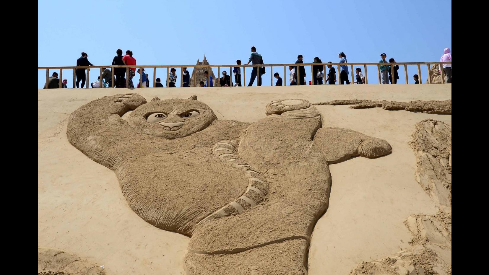 Cina, primo contest di sculture di sabbia nella provincia di Hebei
