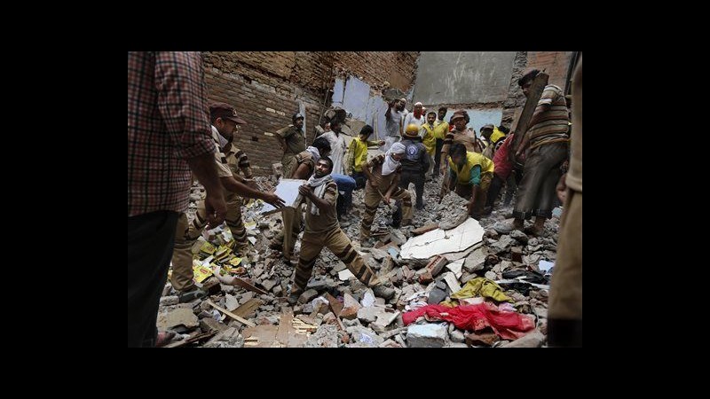 India, crolla palazzo a Nuova Delhi: almeno 11 morti
