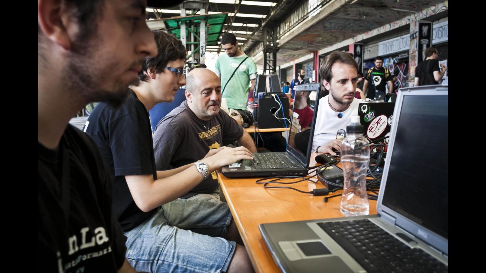 Hackmeeting, gli hacker informatici si radunano a Bologna per 3 giorni