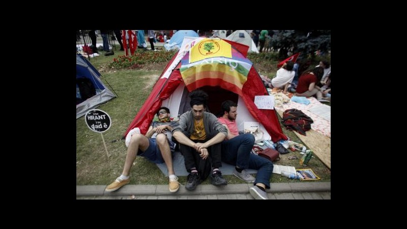 Turchia, 7° giorno di proteste: manifestanti di nuovo a piazza Taksim