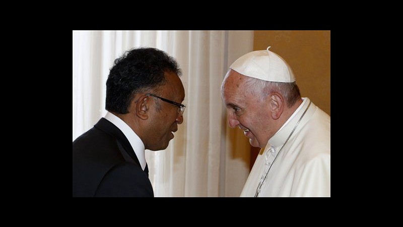 Papa Francesco sorridente ma stanco incontra presidente Madagascar