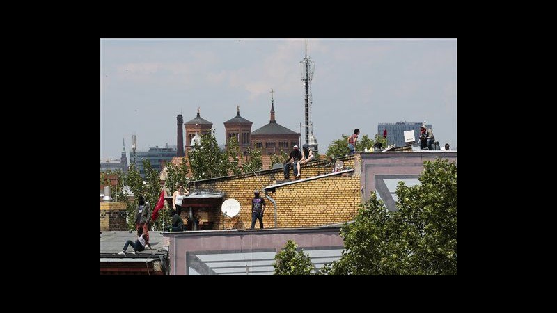Germania, rifugiati su tetto di scuola occupata a Berlino
