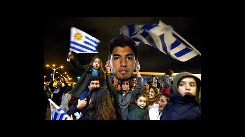 Mondiali 2014, Suarez torna in Uruguay e saluta tifosi dal balcone di casa