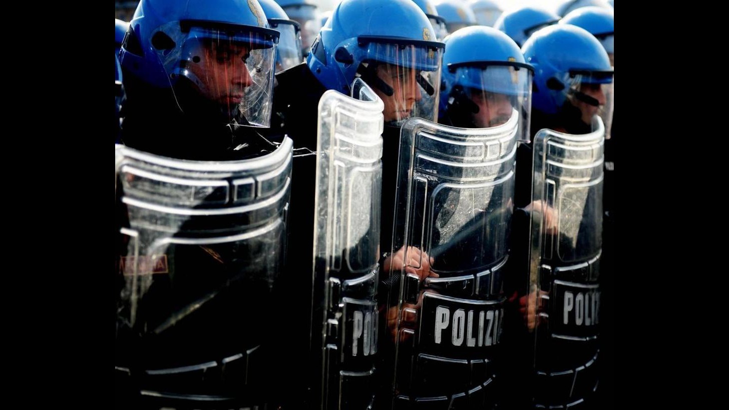Torino, tensioni tra antagonisti e forze ordine: 2 poliziotti feriti