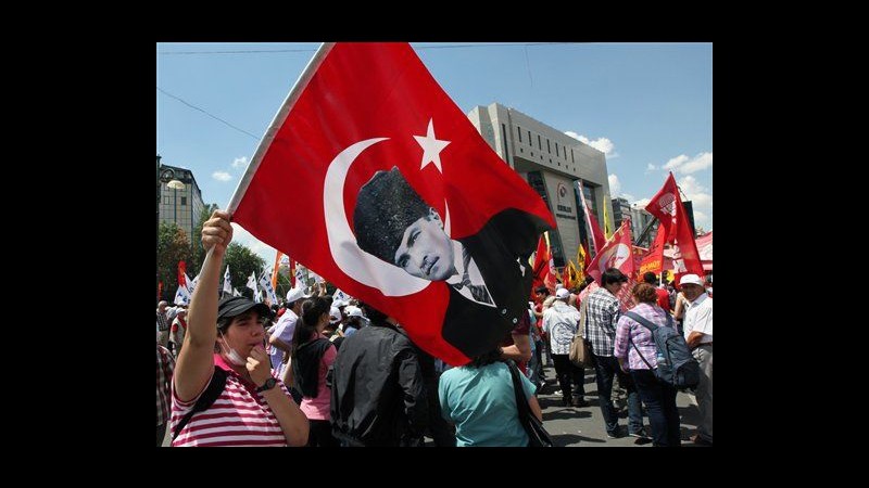 Turchia, migliaia in piazza per sesto giorno. Pamuk appoggia proteste