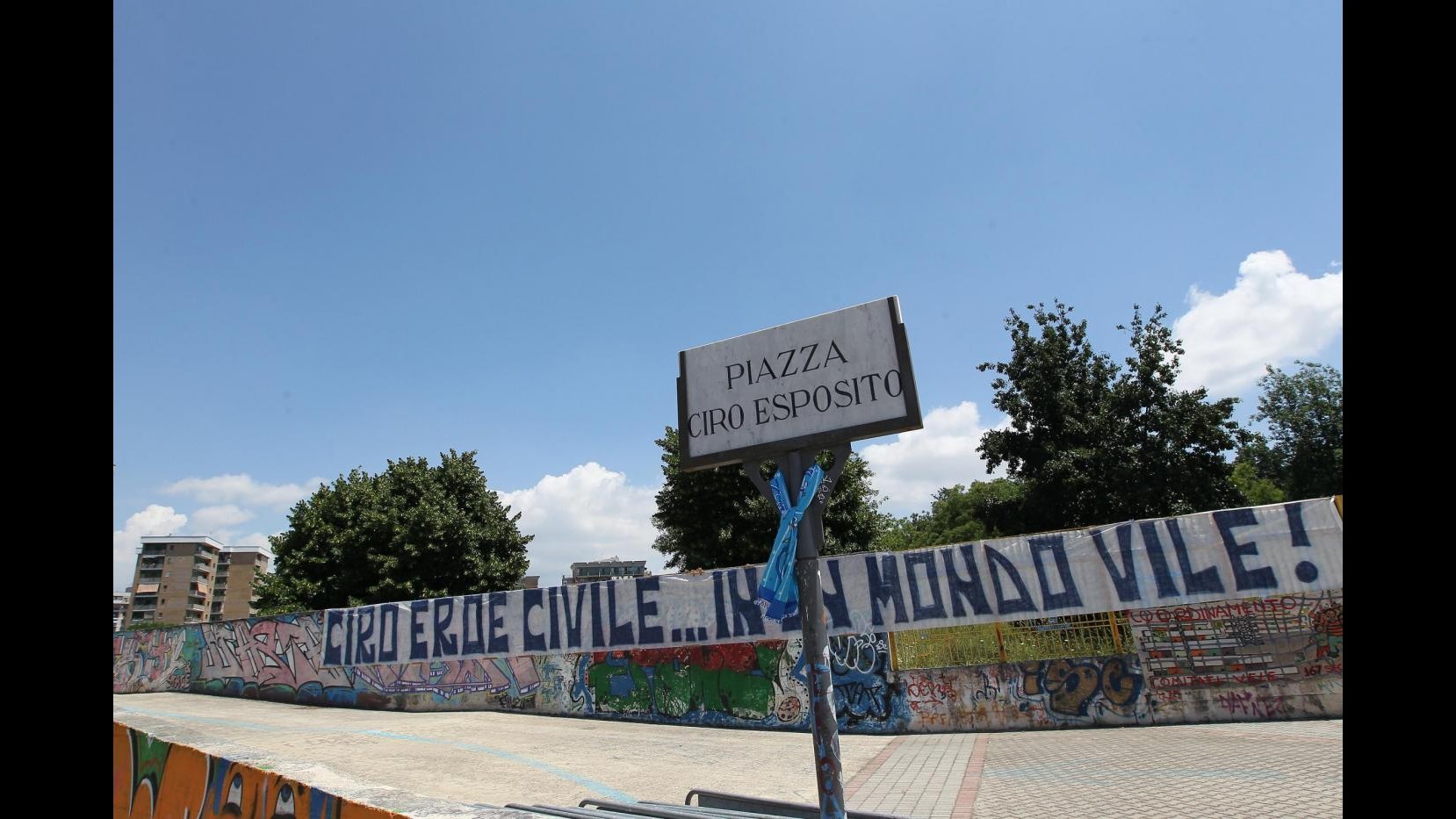 Ciro Esposito, in migliaia per ultimo saluto. A lui intitolati stadio e piazza