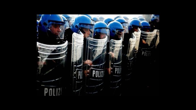 Terni, polizia carica corteo lavoratori acciaieria: ferito il sindaco