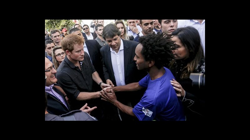 Brasile, principe Harry incontra tossicodipendenti a San Paolo