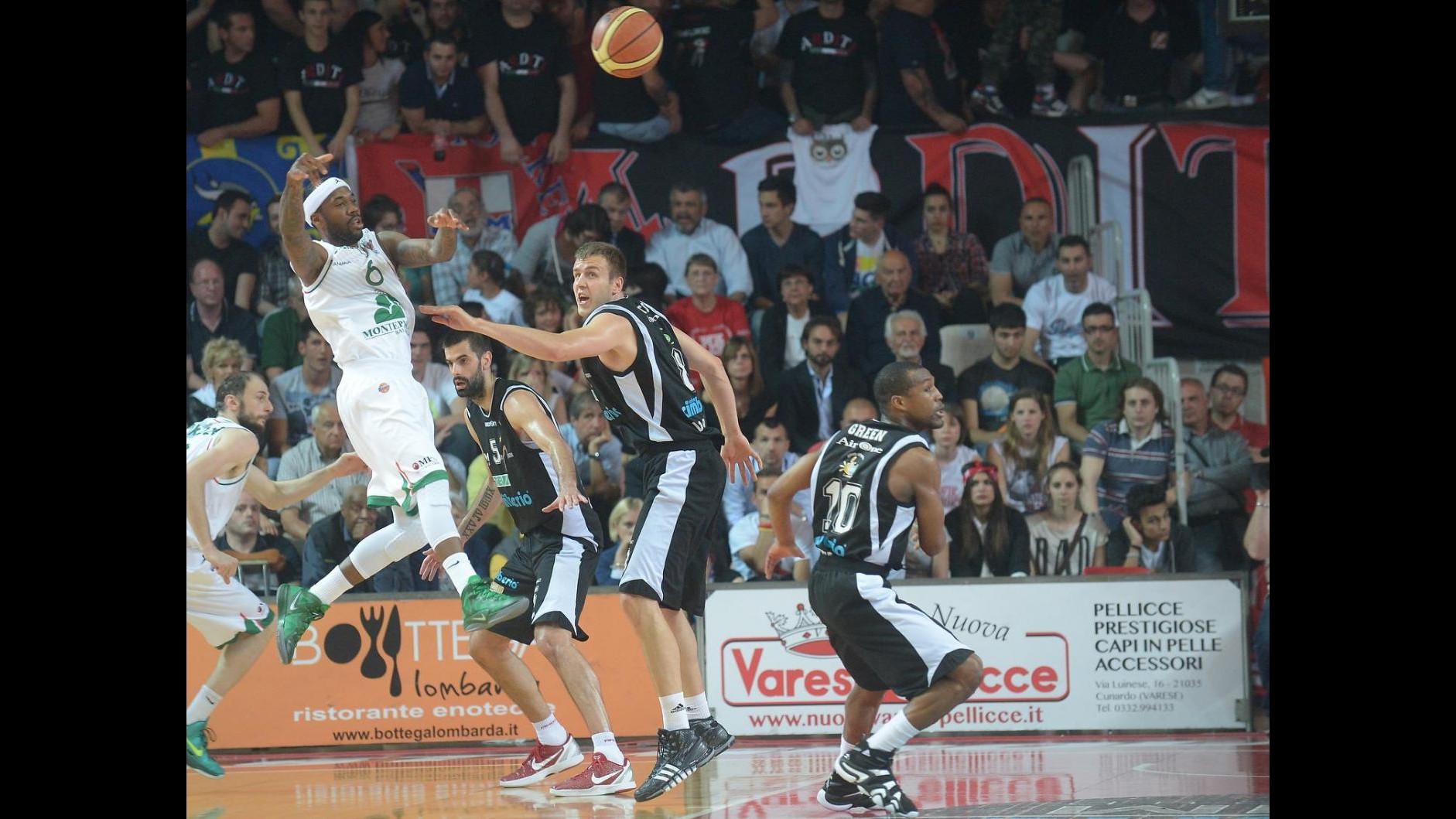 Playoff scudetto: Varese-Siena 71-67, Montepaschi avanti 3-2