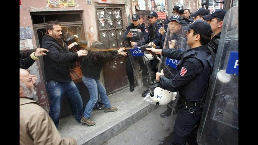 Turchia, 4° giorno di scontri: lacrimogeni contro proteste a Istanbul