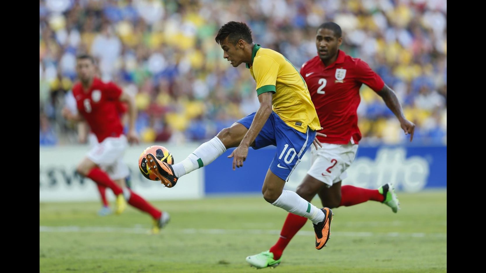 Spettacolo al Maracanà, Brasile-Inghilterra 2-2. Delude solo Neymar