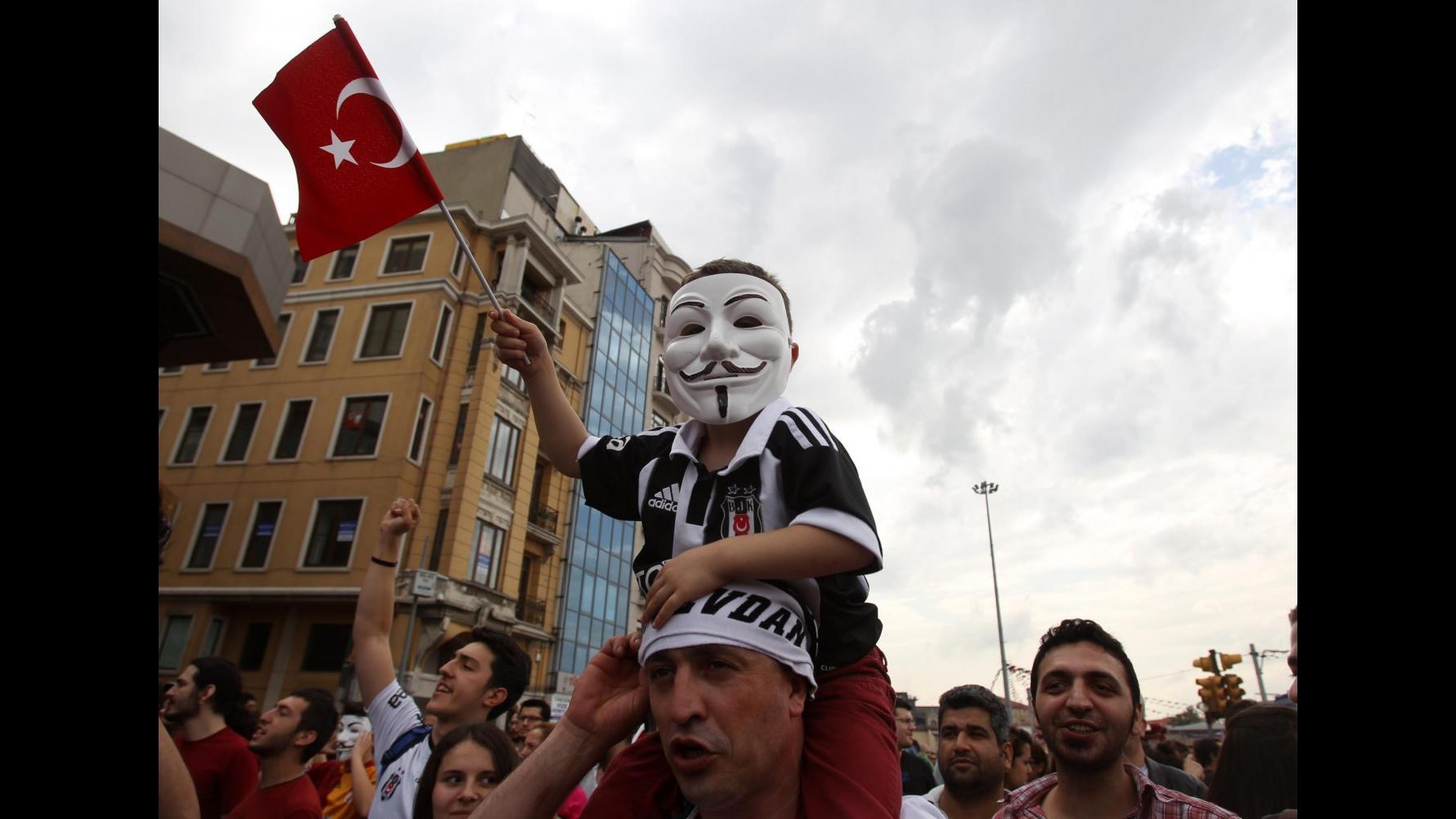 Turchia, Erdogan attacca social network. Terzo giorno di proteste
