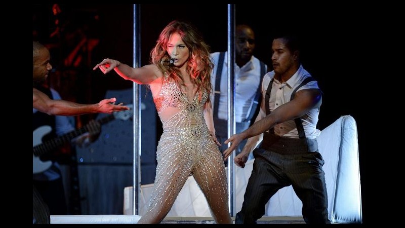 Jennifer Lopez si allena con un abito tempestato di Swarovski