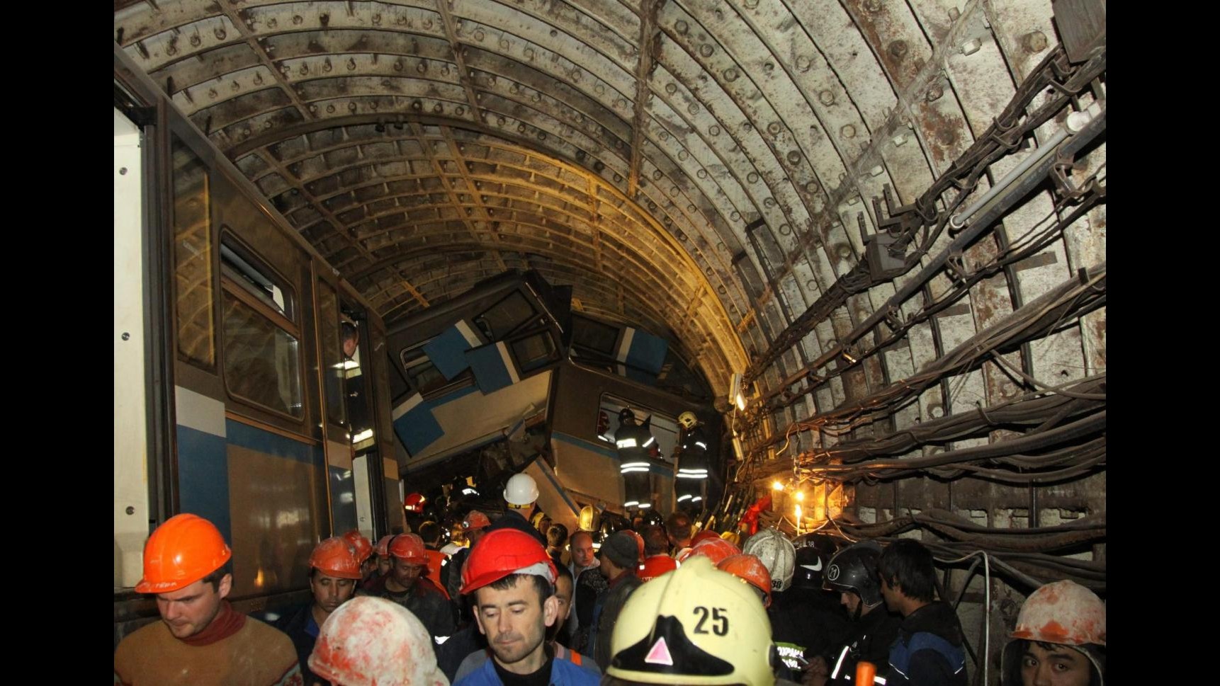 Treno della metropolitana deragliato a Mosca: i morti saliti a 22, arrestati 2 dipendenti